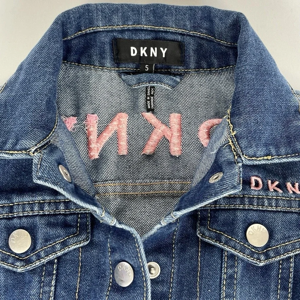 DKNY Girls Denim Jean Jacket Size 5 Blue Pink Embroidered Logo Snap‎ Front